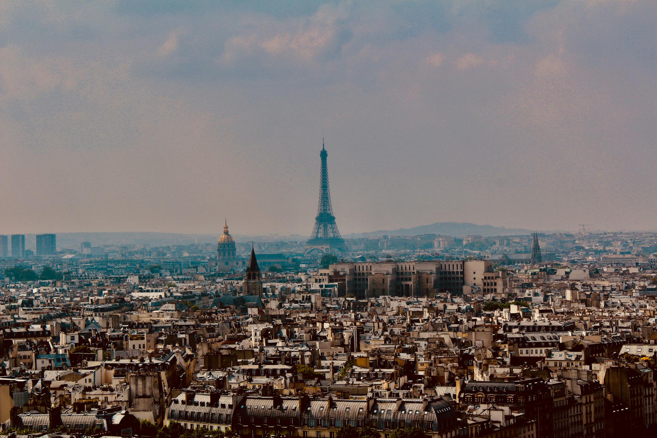 Taxi sur les Champs-Élysées à Paris de nuit