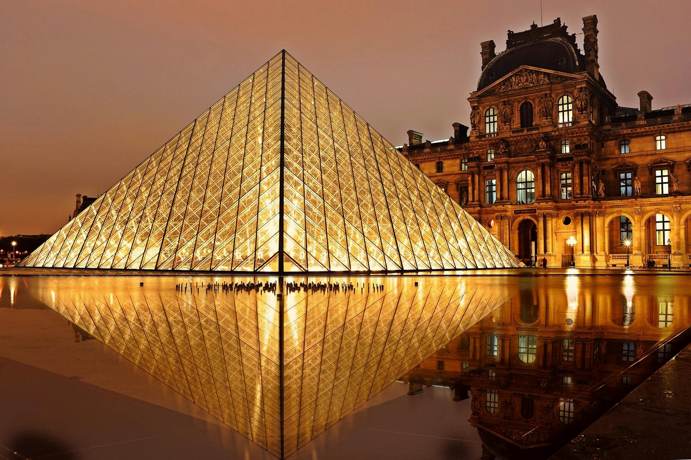 Taxi devant le Musée du Louvre à Paris