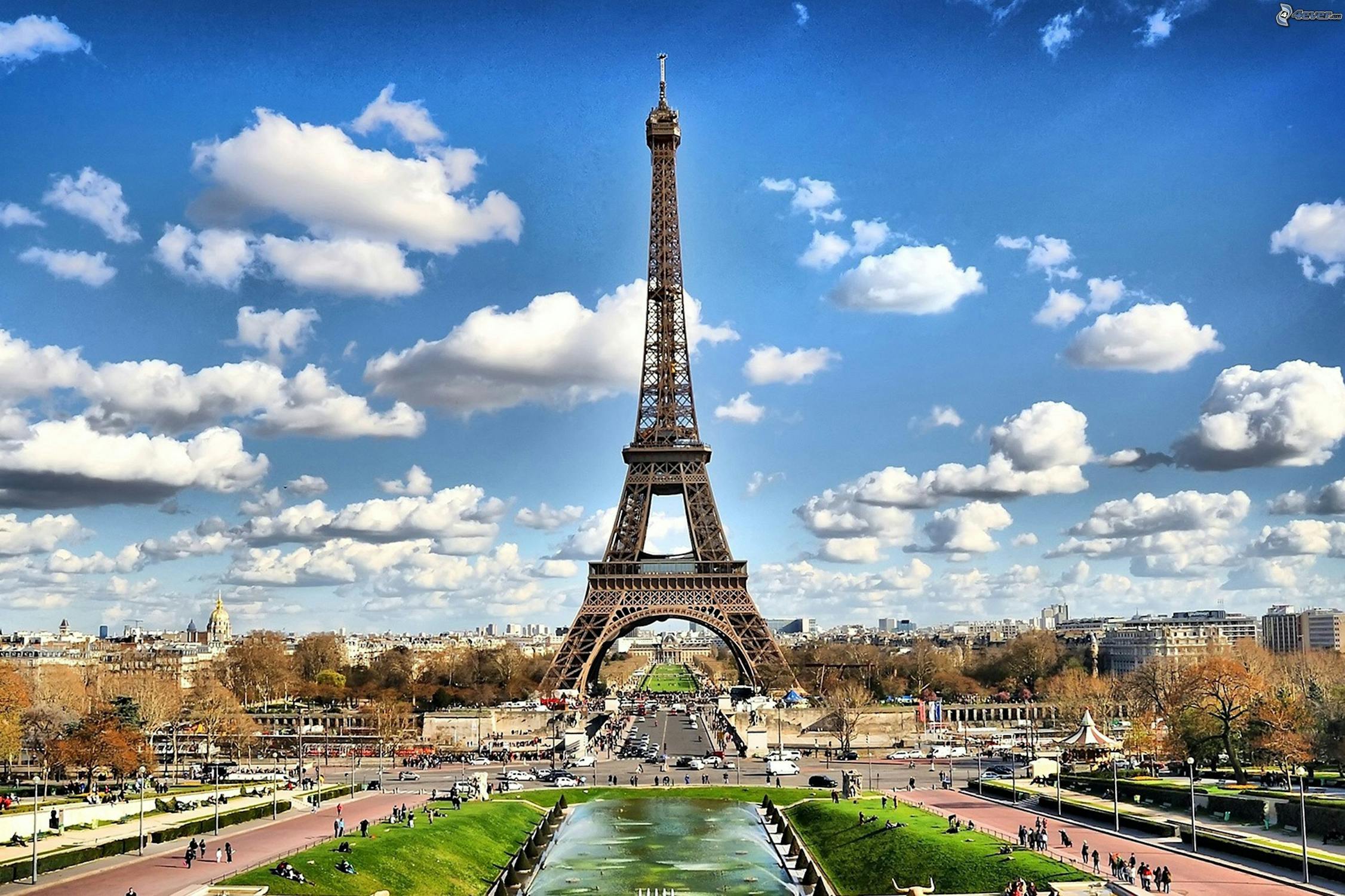 Taxi premium devant la Tour Eiffel à Paris de nuit